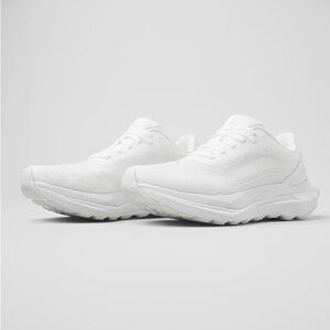 BRAND NEW alo yoga runners in size 7.5W all white